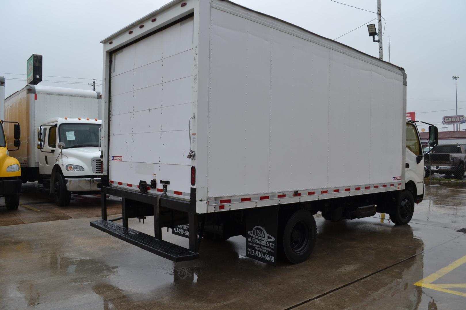 2019 WHITE HINO 155 with an JO5E-TP 5.1L 210HP TURBO CHARGED DIESEL engine, AISIN A465 6SPD AUTOMATIC transmission, located at 9172 North Fwy, Houston, TX, 77037, (713) 910-6868, 29.887470, -95.411903 - Photo#4